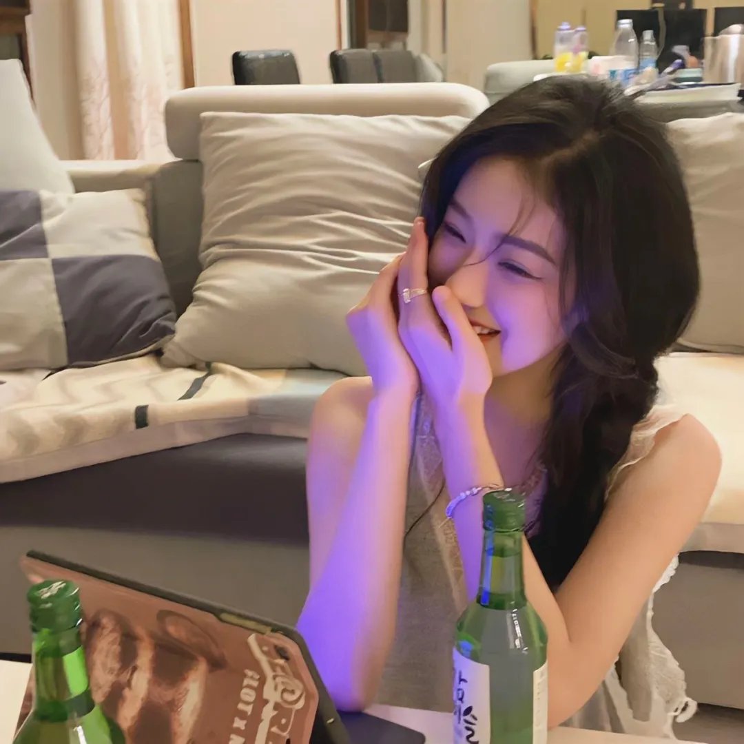 社交平台实拍：富二代晒豪宅名表，评论区两极分化